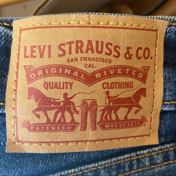 Levi’s Strait Wedgie-SOLD - Picture 2 of 6